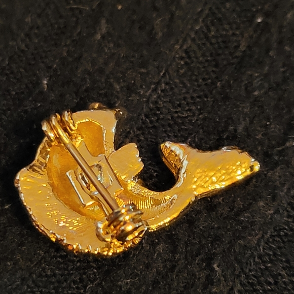 Tiny gold tone fish brooch with rhinstones - Picture 4 of 4